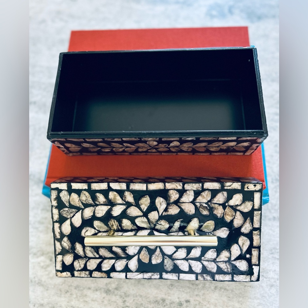 Vintage Black Shell Jewelry Box With Gold Toned Handle - Picture 4 of 5